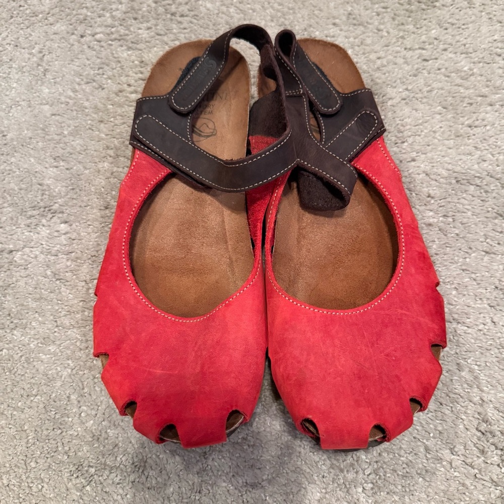 Size 40 Chic Red Leather Sandals